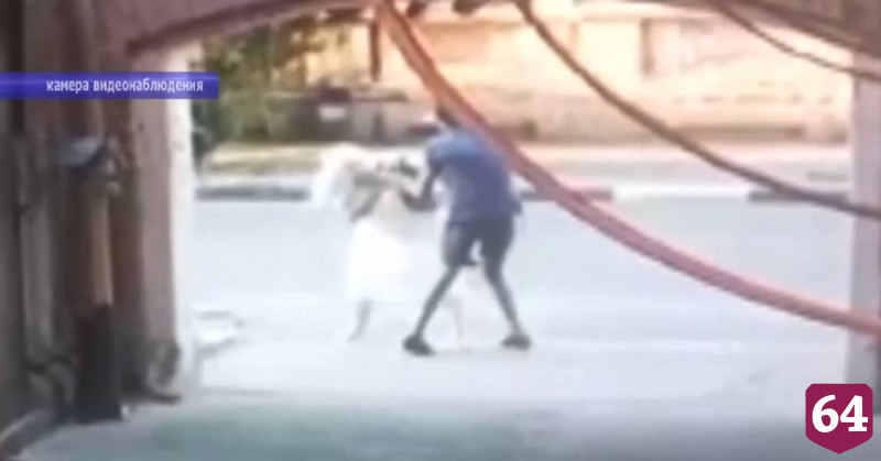 Нападение на женщину в Энгельсе ради цепочки попало на камеры