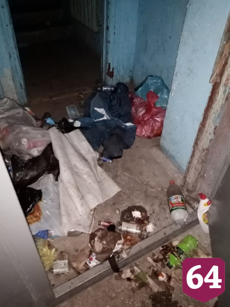 В Саратове мужчина устроил свалку мусора в подъезде