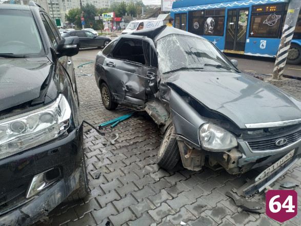 Автомобили вынесло на тротуар торгового центра в Энгельсе