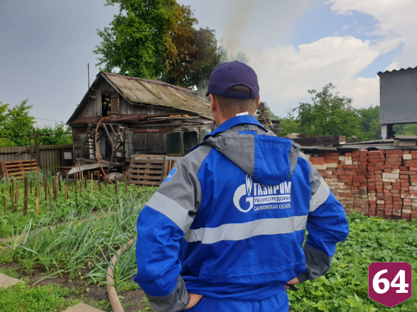 Под Саратовом после попадания молнии загорелся дом