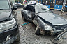 Автомобили вынесло на тротуар торгового центра в Энгельсе