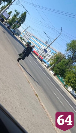 Саратовцев удивила «бедуинка» в плаще в аномальную жару