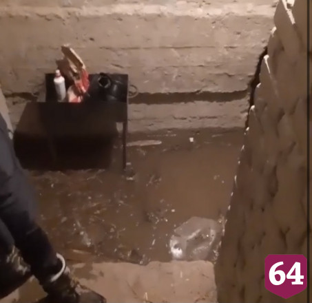 Подвал жилого дома в Саратове двое суток заливает водой