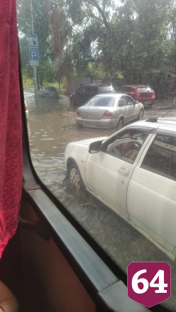 В Саратове ливнем подтопило автобус с пассажирами