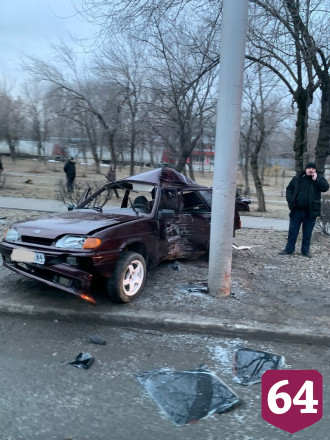 В Саратове при ДТП автомобиль отбросило в столб 