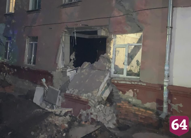 В Саратове жильцов дома с рухнувшей стеной размещают в гостинице
