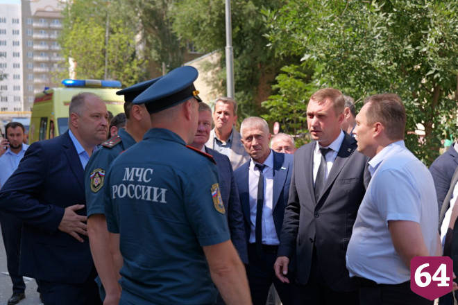 Жильцов дома на улице Блинова кормят горячим и отвозят в гостиницу