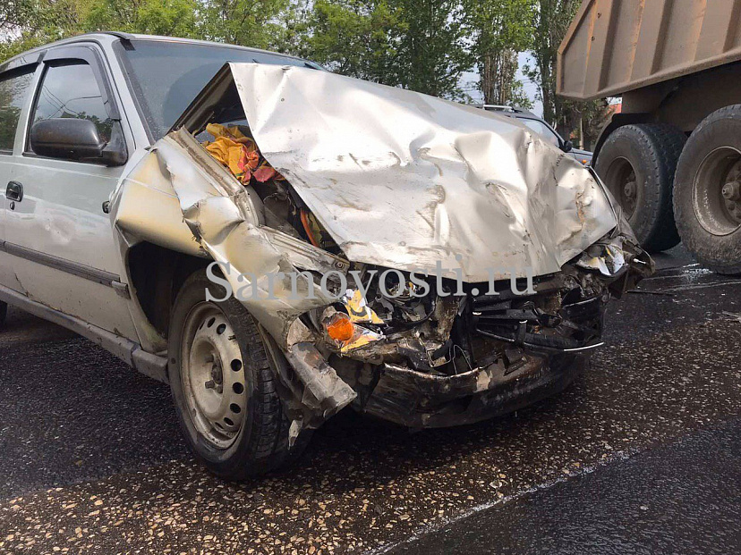 Водитель иномарки разбил голову в ДТП с фурой