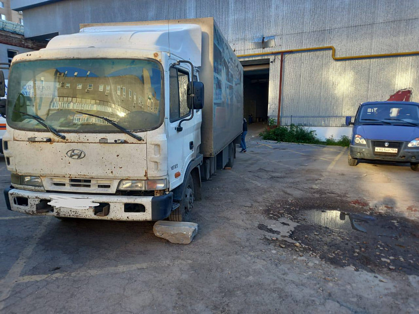 В Саратове грузовик сбил насмерть водителя