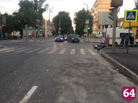 Автоледи протаранила мотоцикл в центре Саратова  