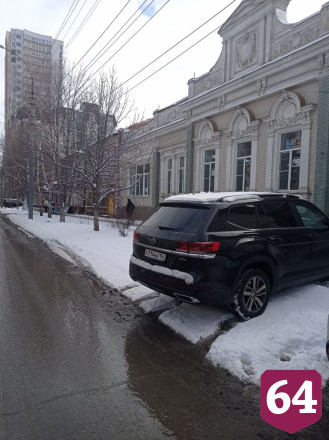 Автохам припарковал внедорожник на газоне в центре Саратова