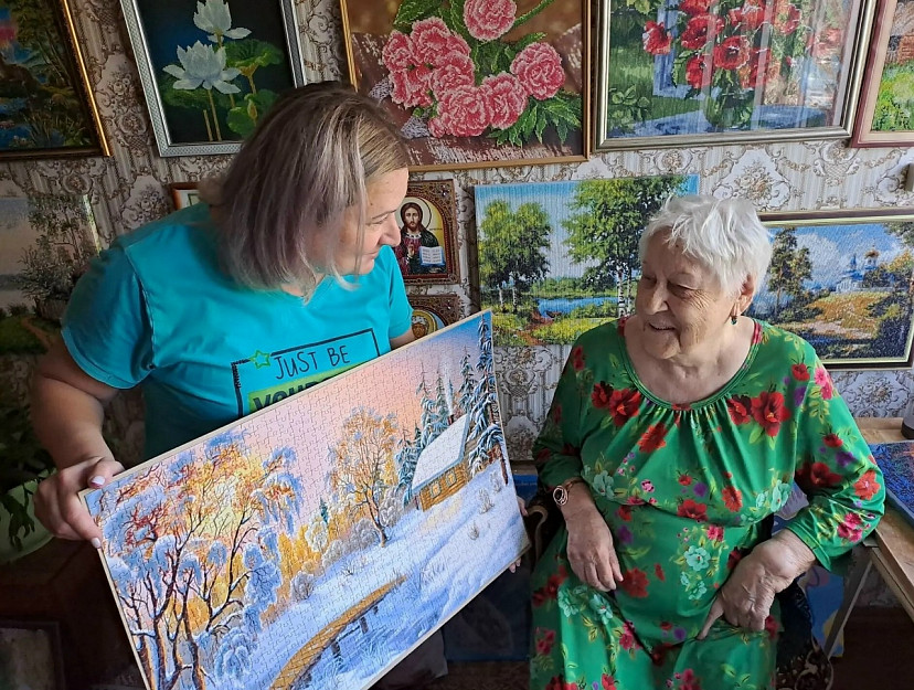 Жительница Саратова в 90 лет «пишет» мозаичные картины