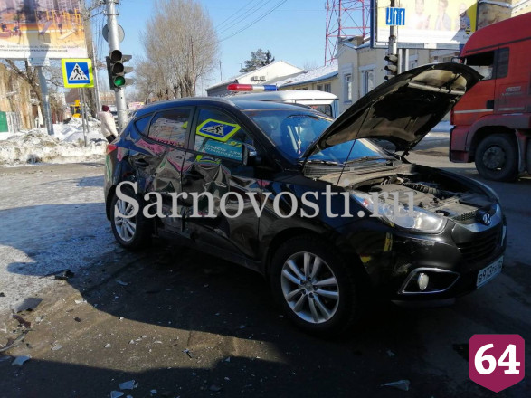 В Саратове водитель проехал на красный и протаранил легковушку автоледи