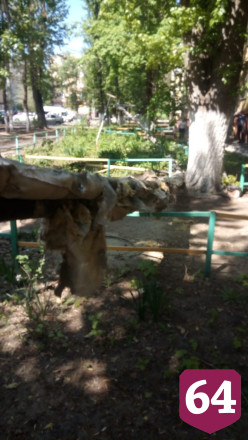 В Саратове водитель протаранил теплотрассу и скрылся