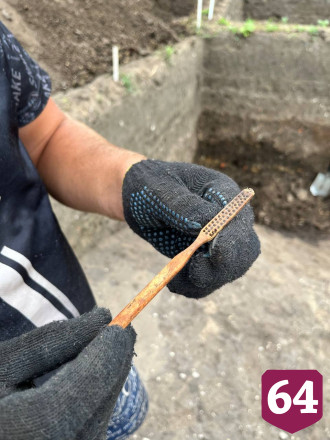 Археологи вычерпали сотни литров дождевой воды из раскопа на месте древнего базара в Саратове