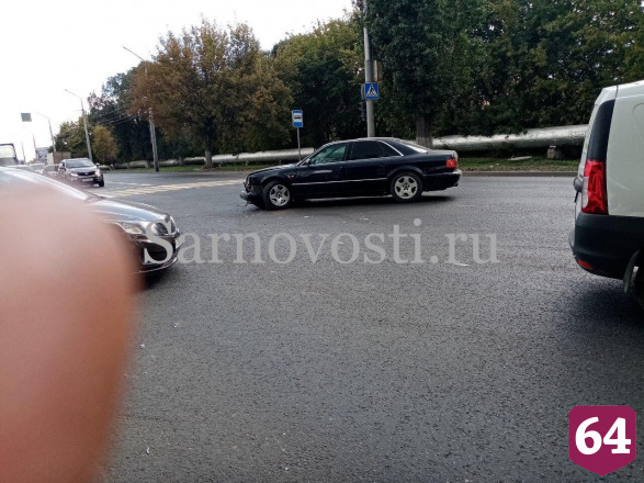 В Саратове иномарка перелетела через тротуар и врезалась в бордюр
