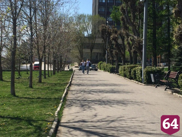Первомайские прогулки саратовцы разнообразили купанием в Волге