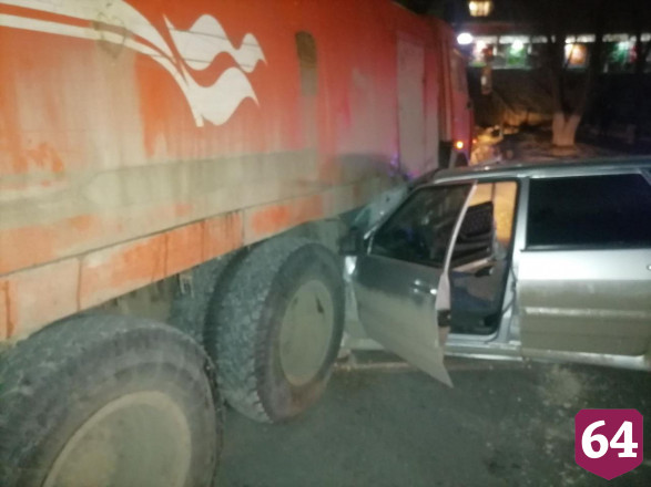 Водитель в шортах на «Ладе» влетел под грузовик водоканала