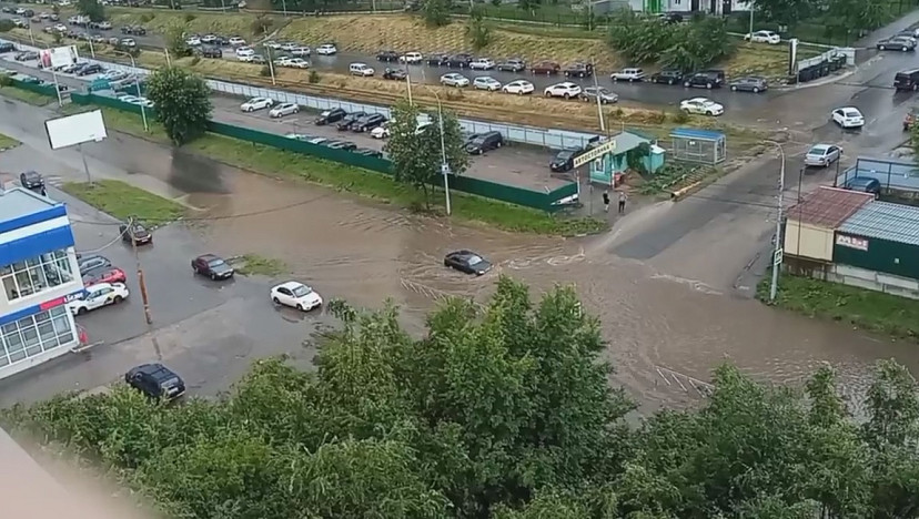 В Саратове сильный дождь затопил дороги