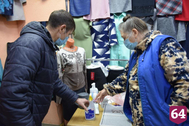 В Саратове ловят покупателей и продавцов без масок