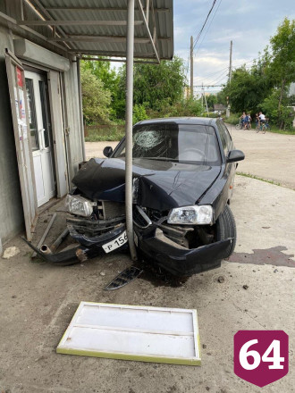 Под Саратовом женщина на иномарке врезалась в магазин