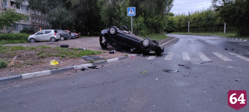 В Саратове молодой водитель опрокинул иномарку на крышу 