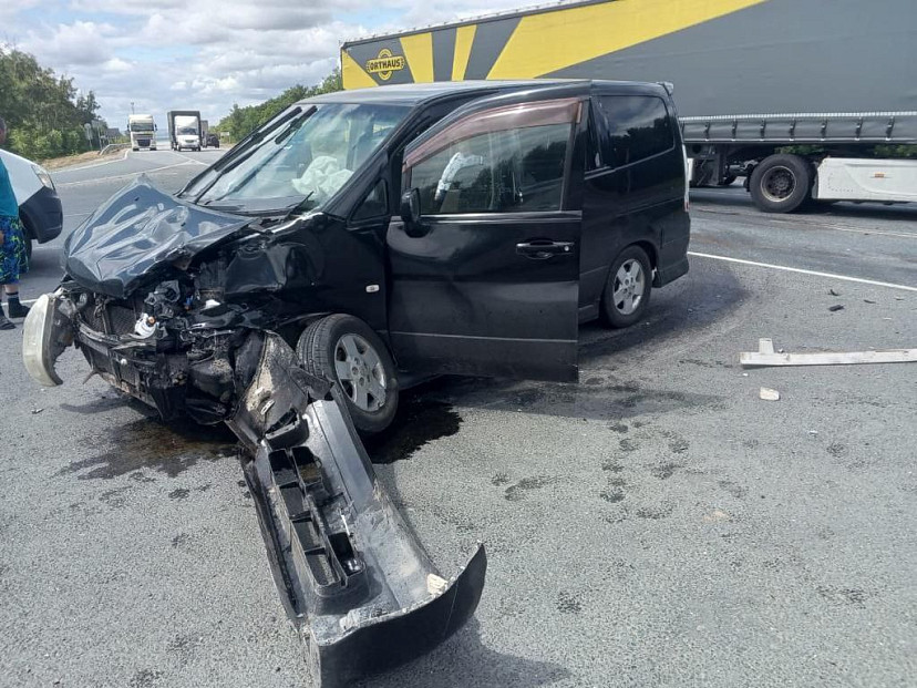 Две пассажирки минивэна пострадали в ДТП с фурой под Саратовом
