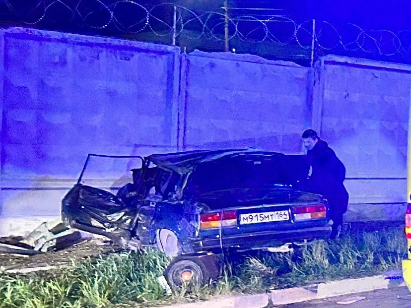 Под Саратовом молодежь на «Жигулях» врезалась в бетонный забор