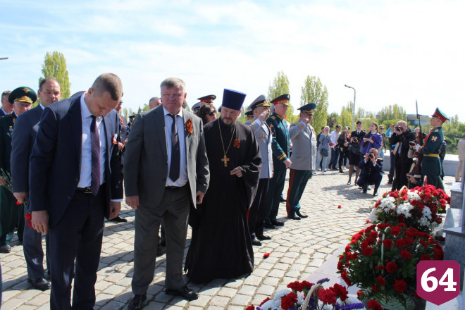 В Саратове возложили цветы к мемориалу «Журавли»