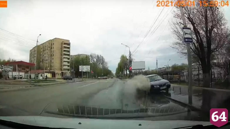 Появилось видео столкновения иномарки со столбом у ТЦ в Саратове