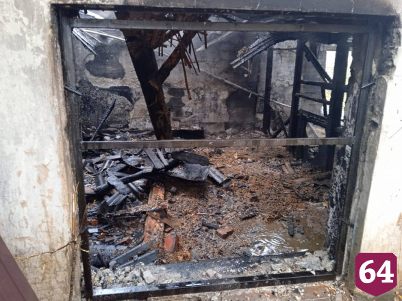Огонь уничтожил контору бывшей пожарной части под Саратовом