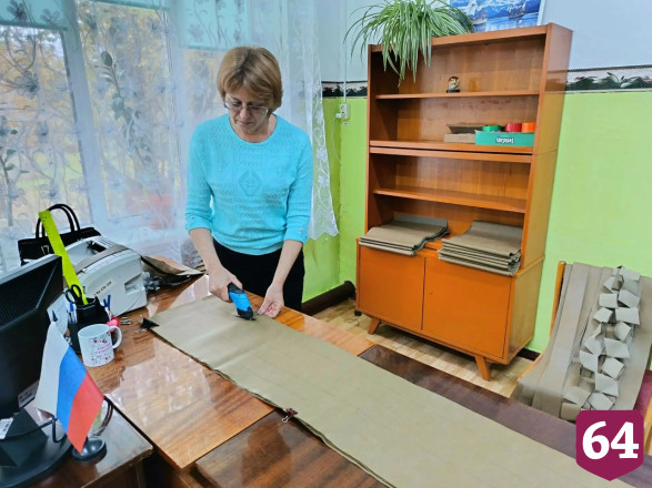 В саратовских селах плетут маскировочные сети для СВО