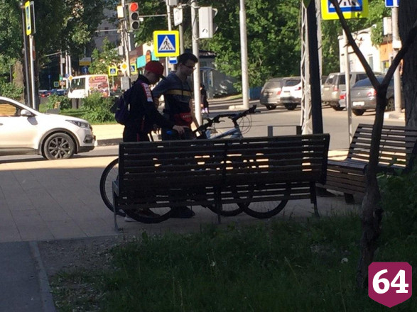 В сквер на Рахова массово выехали велосипедисты
