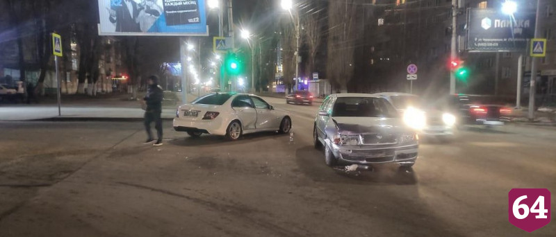 В центре Саратова не разъехались «Мерседес» и «Шкода» 