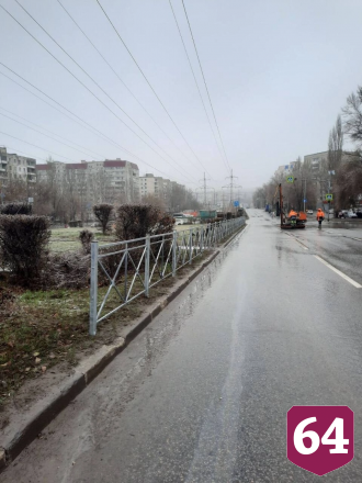 На девяти опасных участках Саратова  установили барьеры для пешеходов