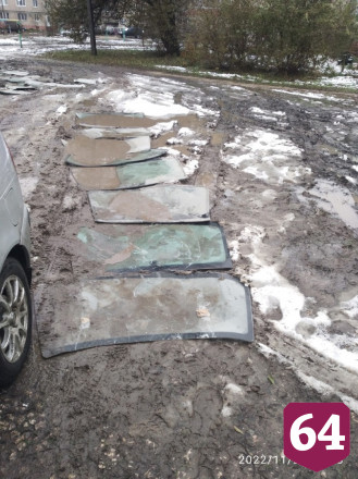 Грязь во дворе жилого дома забросали лобовыми стеклами