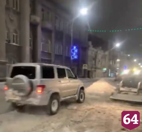 В центре Саратова автохам на внедорожнике въехал в груду снега