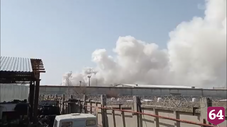  На парковке выгорели кабина и прицеп грузового «Мерседеса»