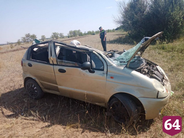 Женщина опрокинула малолитражку под Саратовом