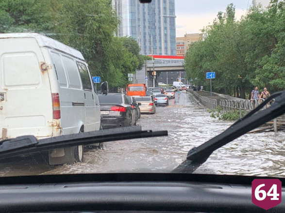 Жители Саратова встали в 8-балльных пробках из-за дождя