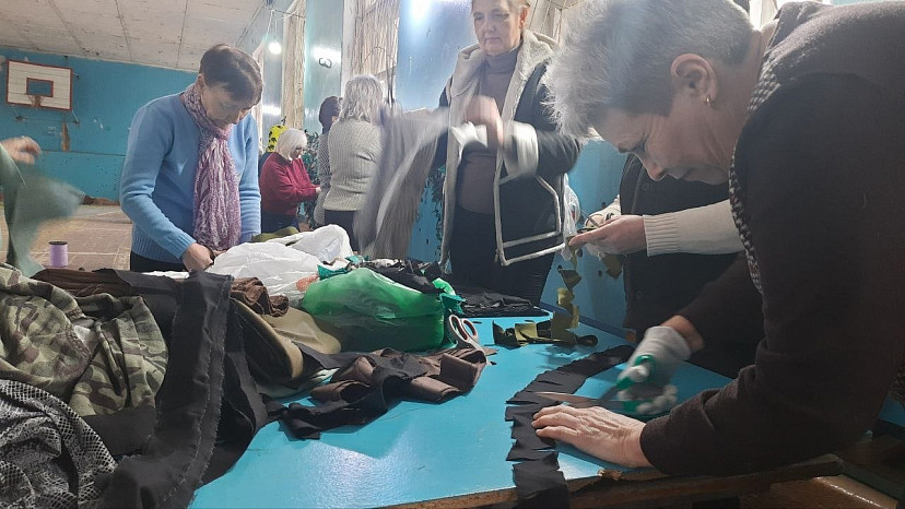 Под Саратовом делают маскировочные сети для бойцов СВО