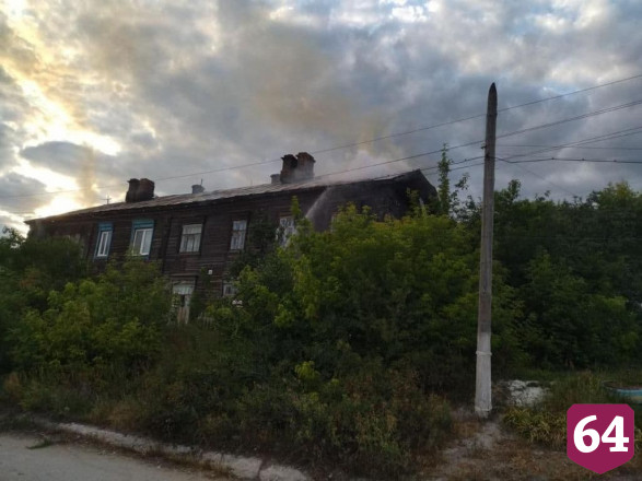 Под Саратовом горят 4 квартиры в двухэтажном доме