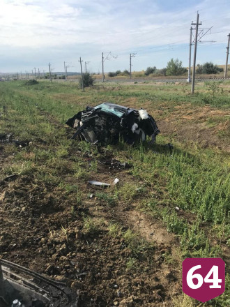 Водитель кроссовера погиб в ДТП со столбом на саратовской трассе
