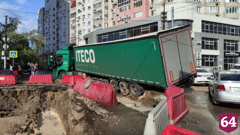 В центре Саратова фура провалилась в коммунальную яму