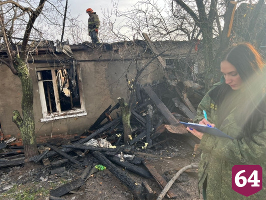 В коридоре сгоревшего под Саратовом дома обнаружили труп хозяина