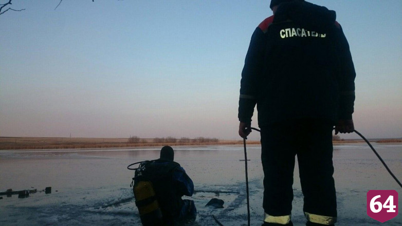 Водолазы искали в замерзшем пруду пропавшего мужчину  