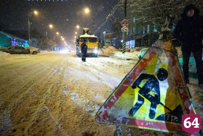 В Саратовской области снег убирали более тысячи спецмашин