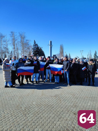 В Саратове студенты развернули 80-метровый флаг в поддержку президента