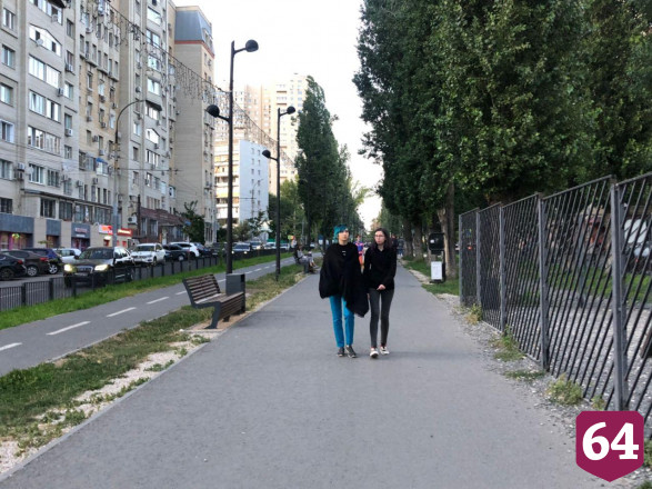 Жители Саратова вышли на вечернюю прогулку без масок