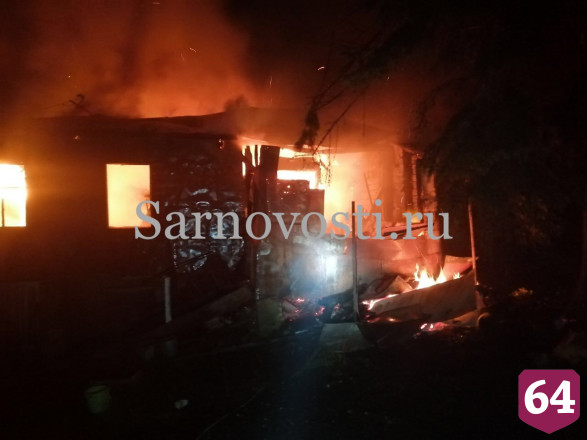 Пожарные потушили полыхающий дом в Саратове